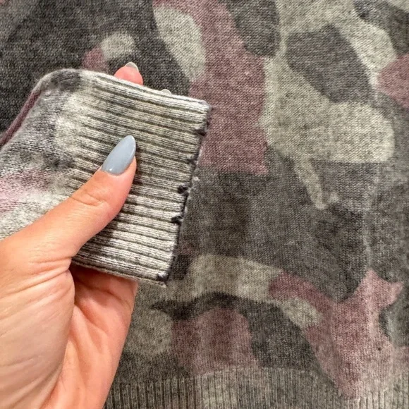 J4. Minnie Rose Camo-print V-neck Cashmere Sweater In Pink Sand - Picture 3 of 11